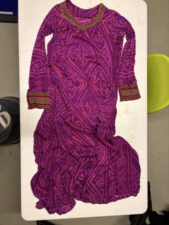 Schönes indisches Kleid, Gr. S, mit Broderieborten