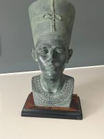 Statuette de Nefertiti en pierre, sur support