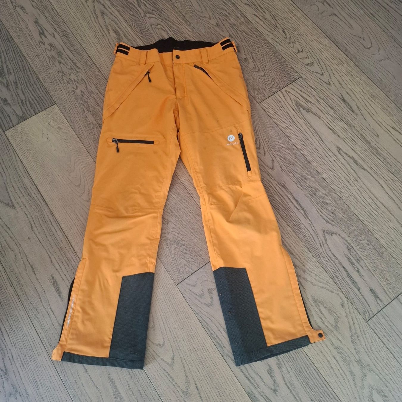 Lotti di vestiti: Pantalon et veste de ski – Usato da Bulle venduto da ghonore 1
