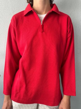 Roter Pulli mit Reisverschluss