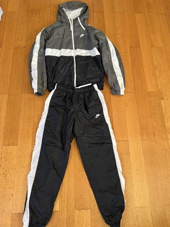 Verkaufe Trainingsanzug von Nike in Grösse S.