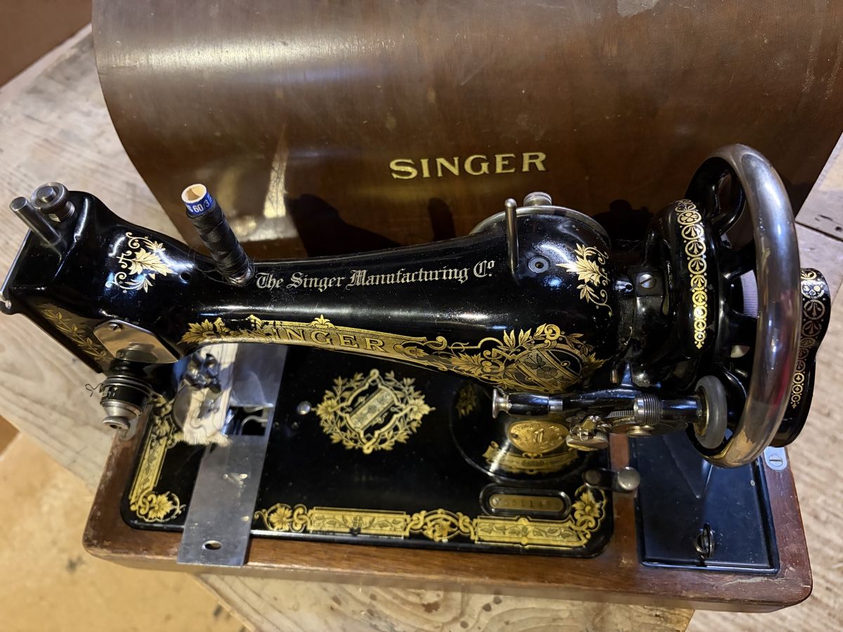 Singer Macchine da cucire: Singer Nähmaschine mit Koffer antik – Usato da Laupen ZH venduto da atmagym 1