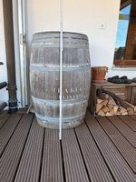Altes Holzfass für Deko-Zwecke