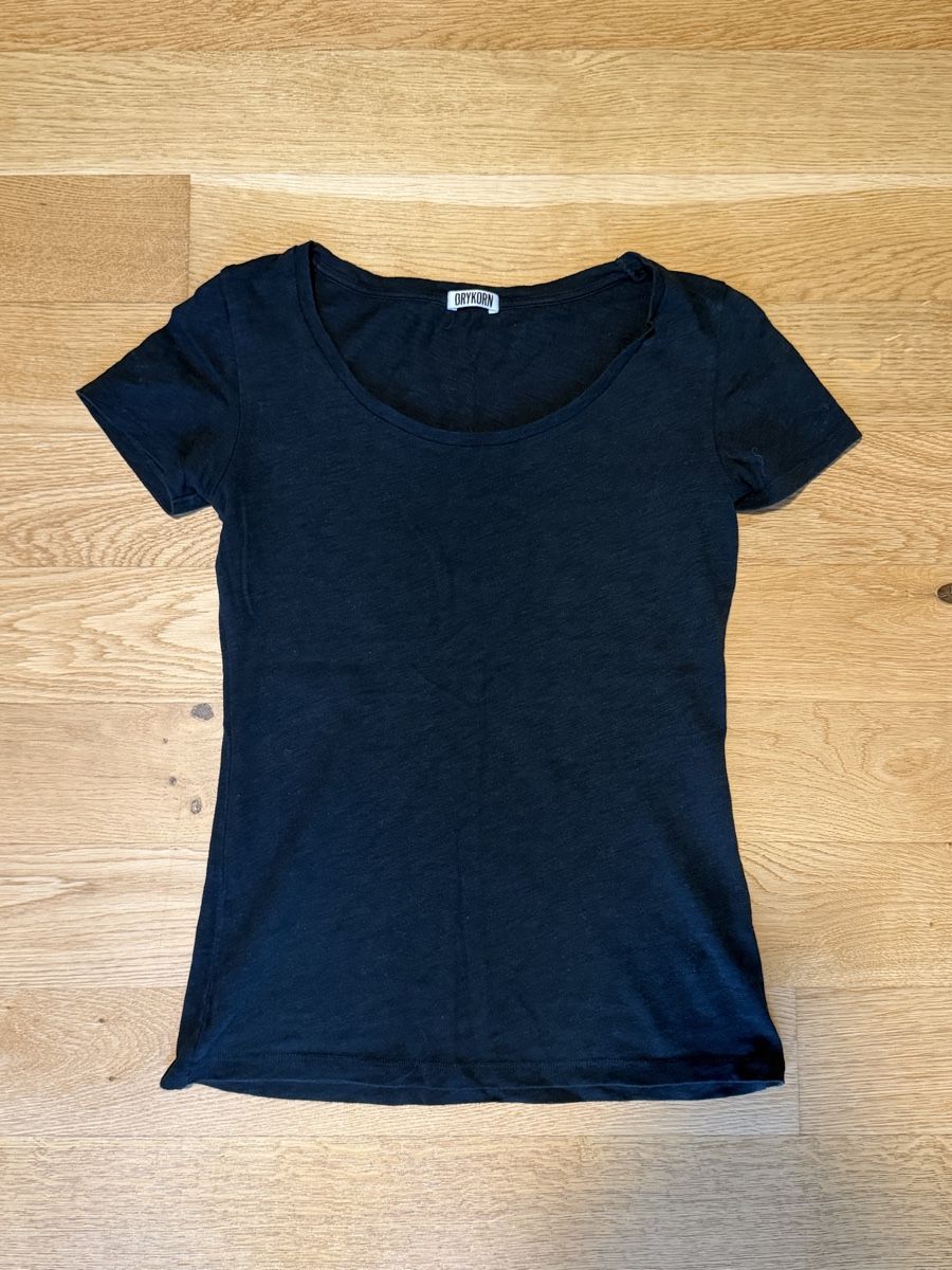 Drykorn T-shirts: SCHWARZES DRYKORN T-SHIRT – D'occasion à Zürich par dbu_s8p2 1