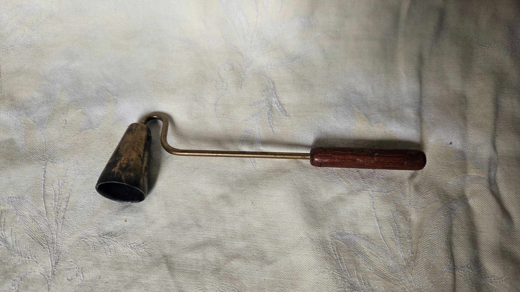 Candele: Piccolo spegni candele in metallo e legno – Usato da Melano venduto da H-Sara
