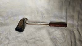 Piccolo spegni candele in metallo e legno