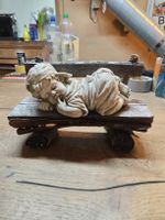 Deko Figur schlafender Junge auf Bank Steinzeug (S1)