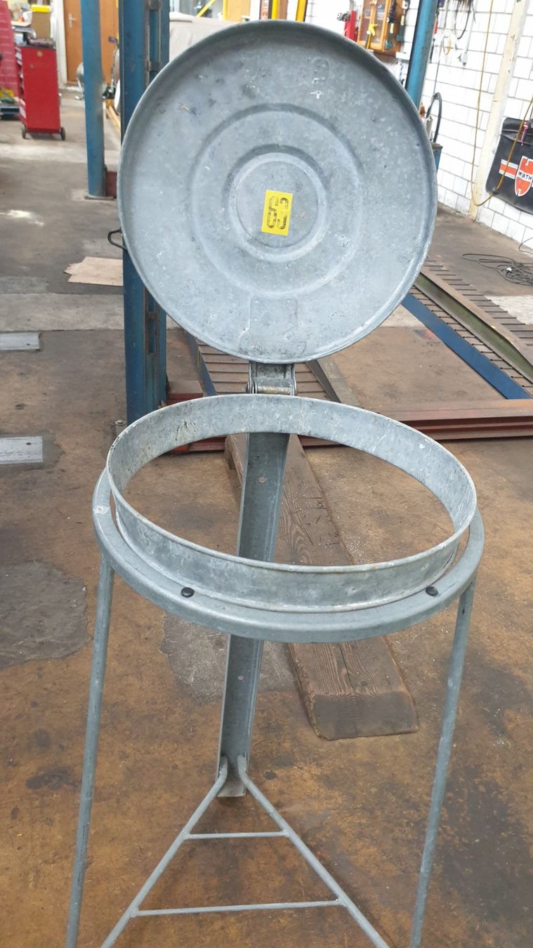 Sonstige Dekorationen & Accessoires: Kerichtsackhalter – Gebraucht aus Müllheim Dorf von Linus18 1