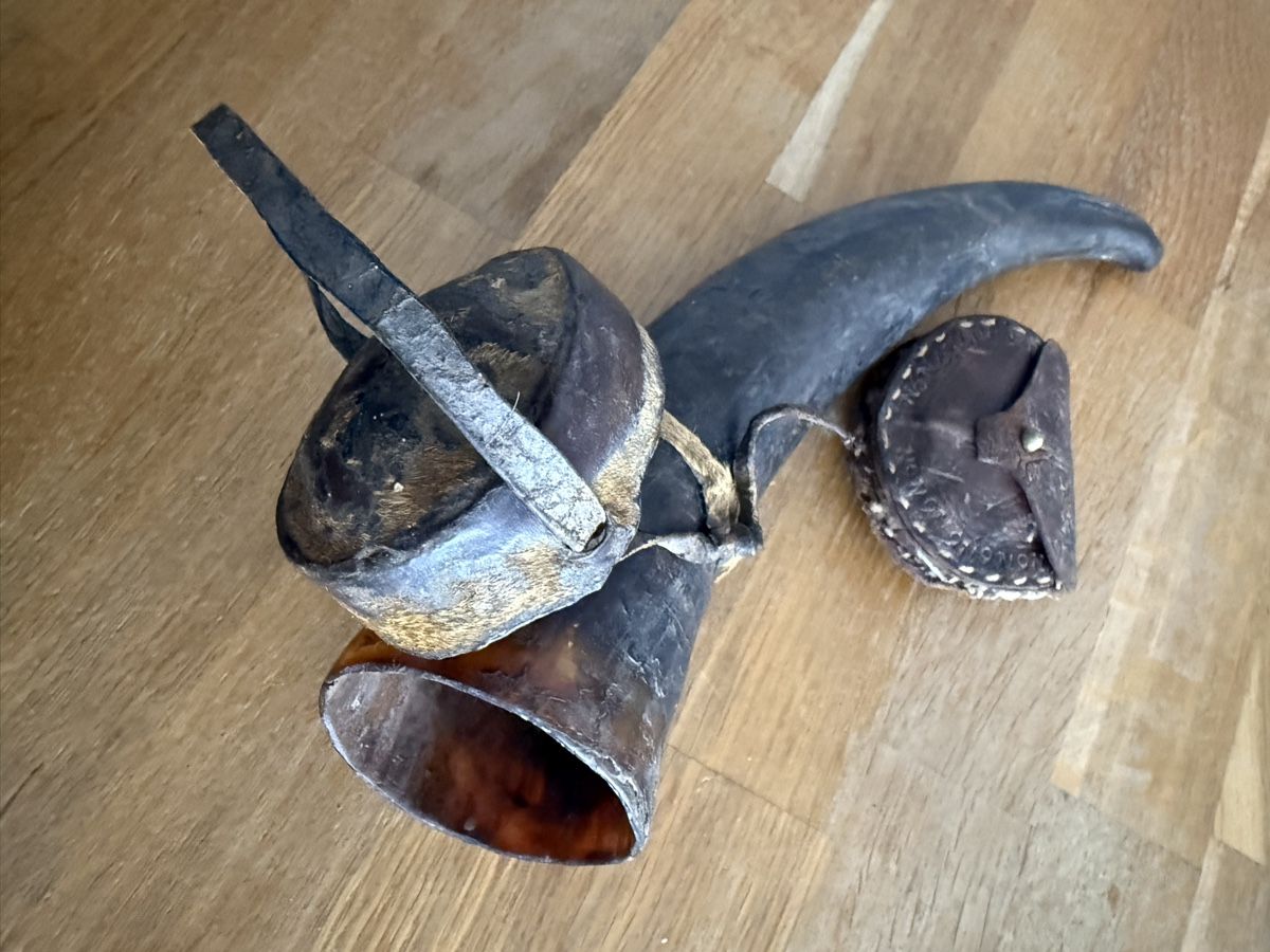 Bottiglie: Antikes mit Feuersteinen Pulverhorn – Usato da Goldach venduto da Messerguru 4