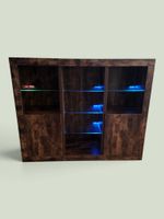 Schönes Highboard mit LED-Glaskantenbeleuchtung und Stauraum