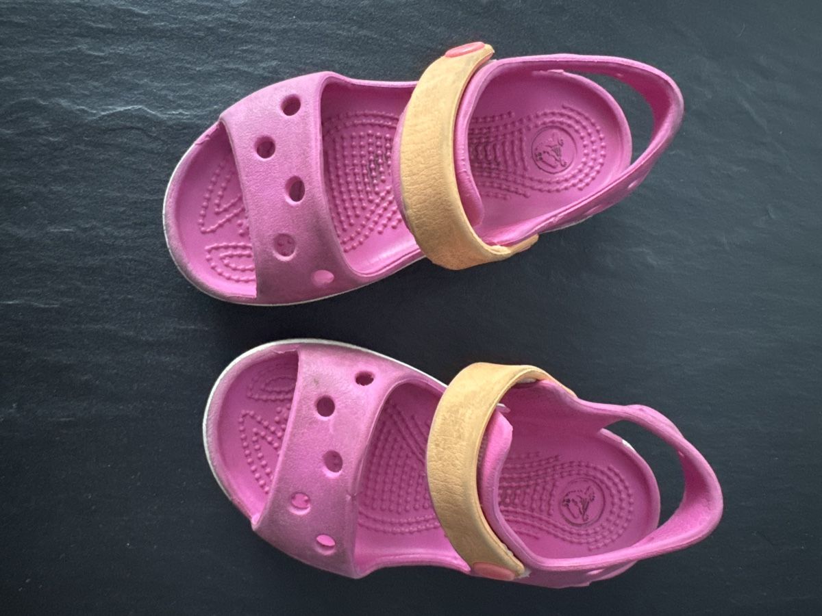 Crocs Schuhe für Mädchen: Sandalen Crocs Pink Grösse C8 – Gebraucht aus Zürich von Petrui