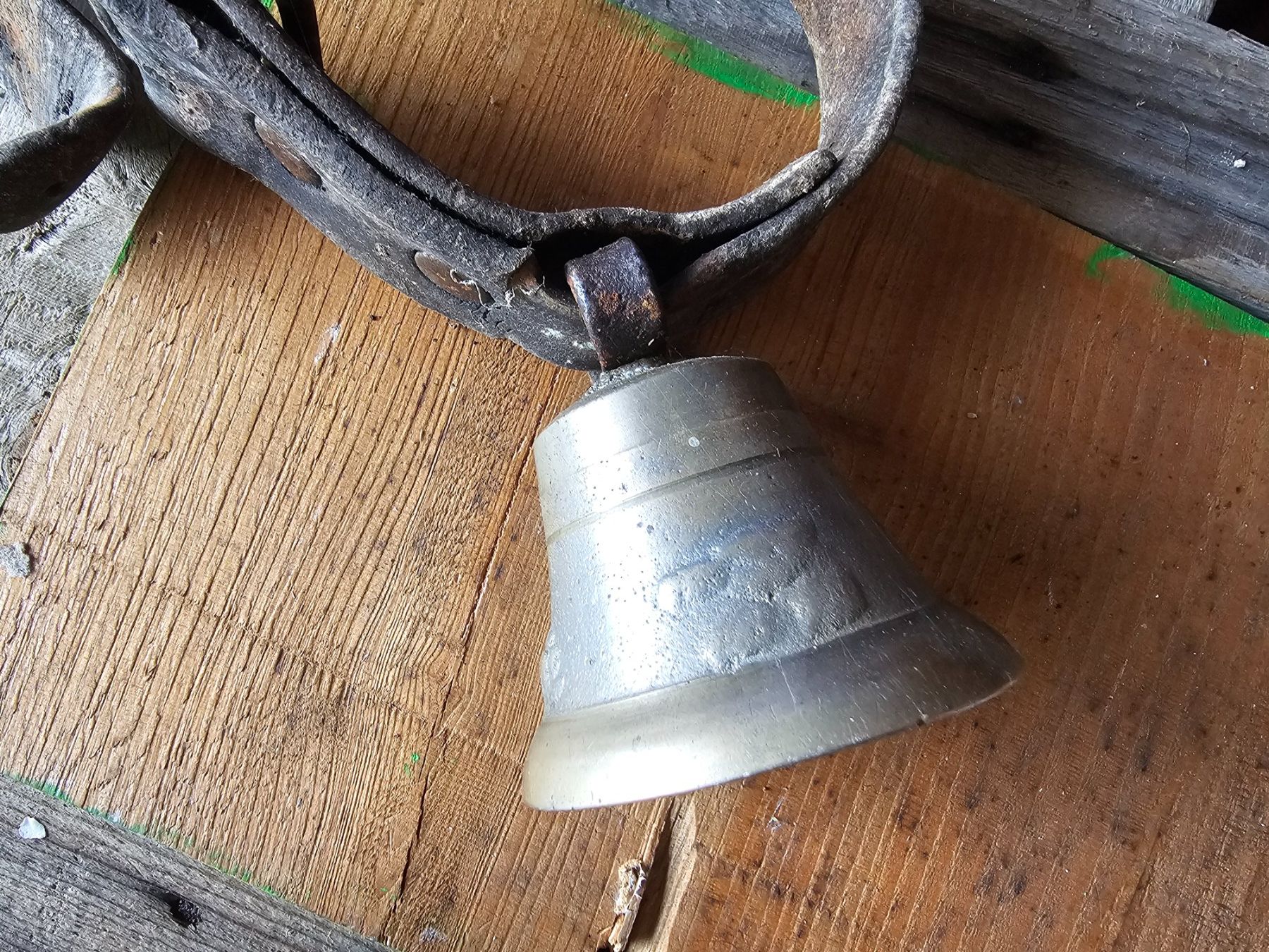 Campanacci mucche: Cloche avec collier de cuir – Usato da Ste-Croix venduto da gfamily