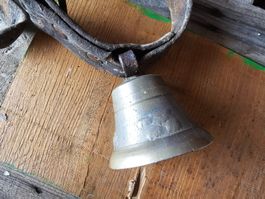 Cloche avec collier de cuir