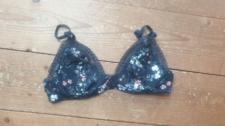 Bralette aus Spitze und Blumenmuster