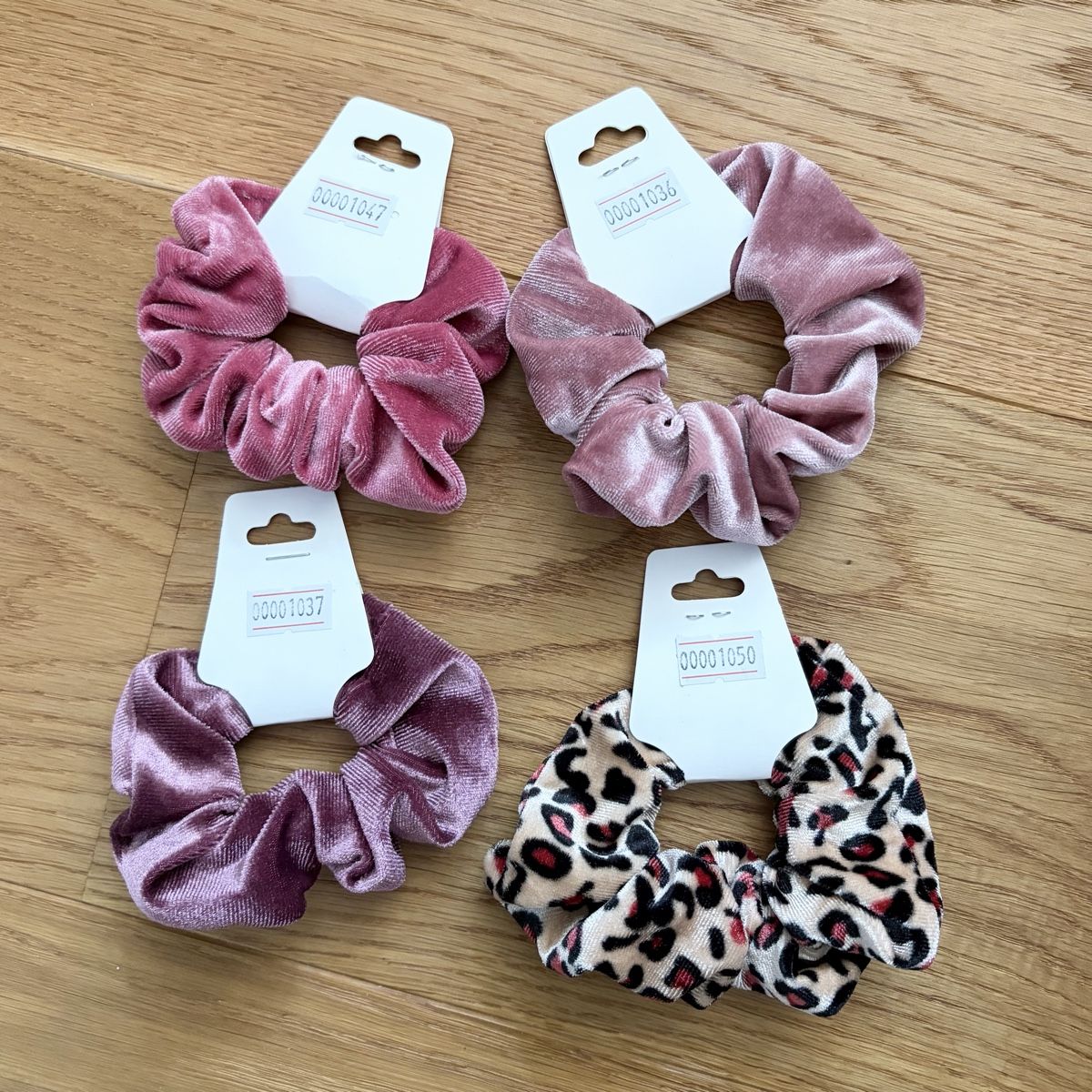 Accessori per capelli: 4 Scrunchies Haargummis Samt – Nuovo e nell'imballaggio originale da Hinwil venduto da crn139 1
