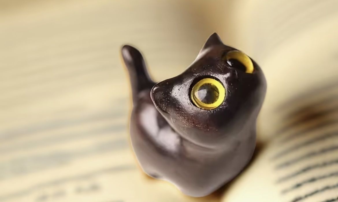 Statuette: süsses Holzkätzchen mit gelben Auge – Nuovo e nell'imballaggio originale da Saanen venduto da SoniaMichaela 1