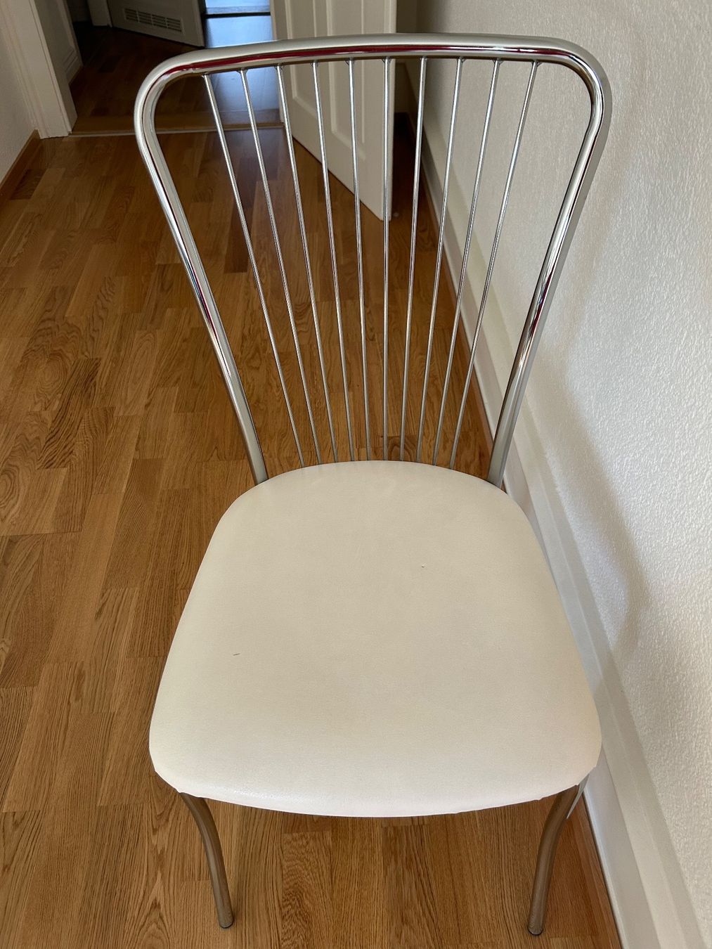Set di tavolo e panche: Table and 4 chairs – Usato da Basel venduto da mel_5fzy 3