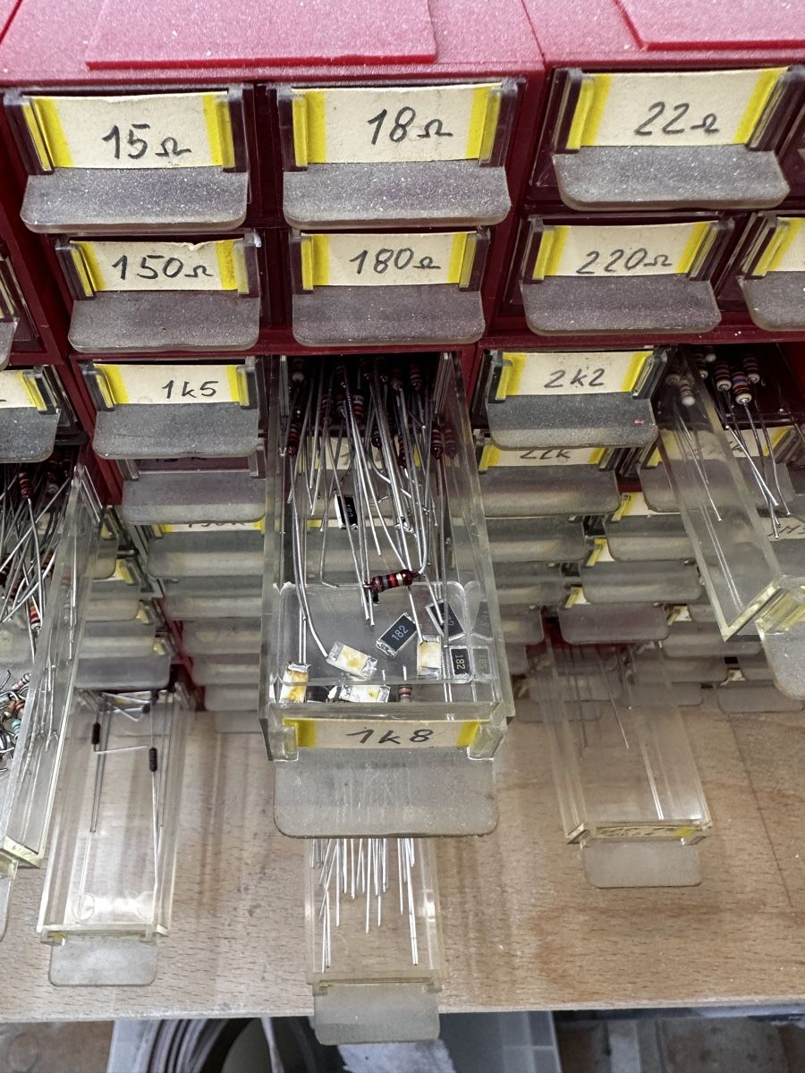 Elektronikbauteile: Grosses Widerstands-Sortiment mit Schubladenmagazin – Gebraucht aus Thun von Wenger911 3