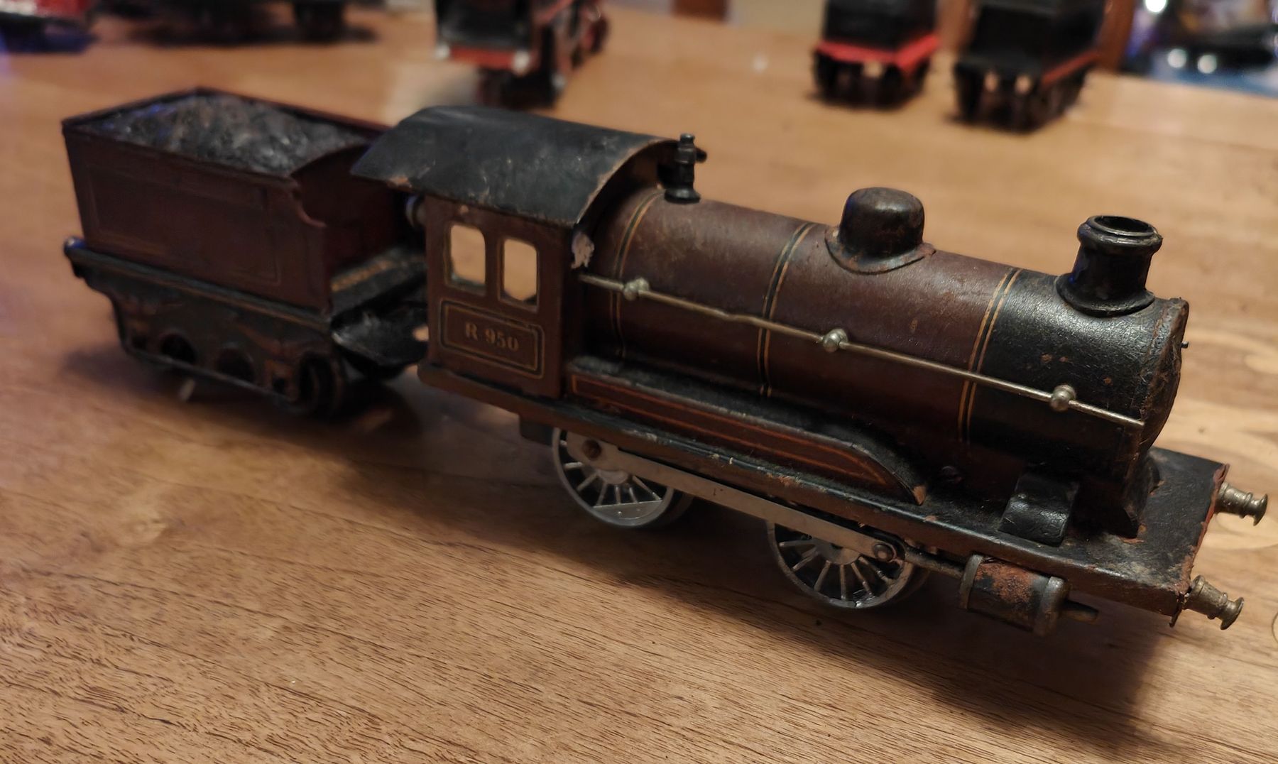 Märklin Modelleisenbahnen: Alte Märklin Lock R950 mit Tender – Gebraucht aus Flumenthal von mar_wyw8