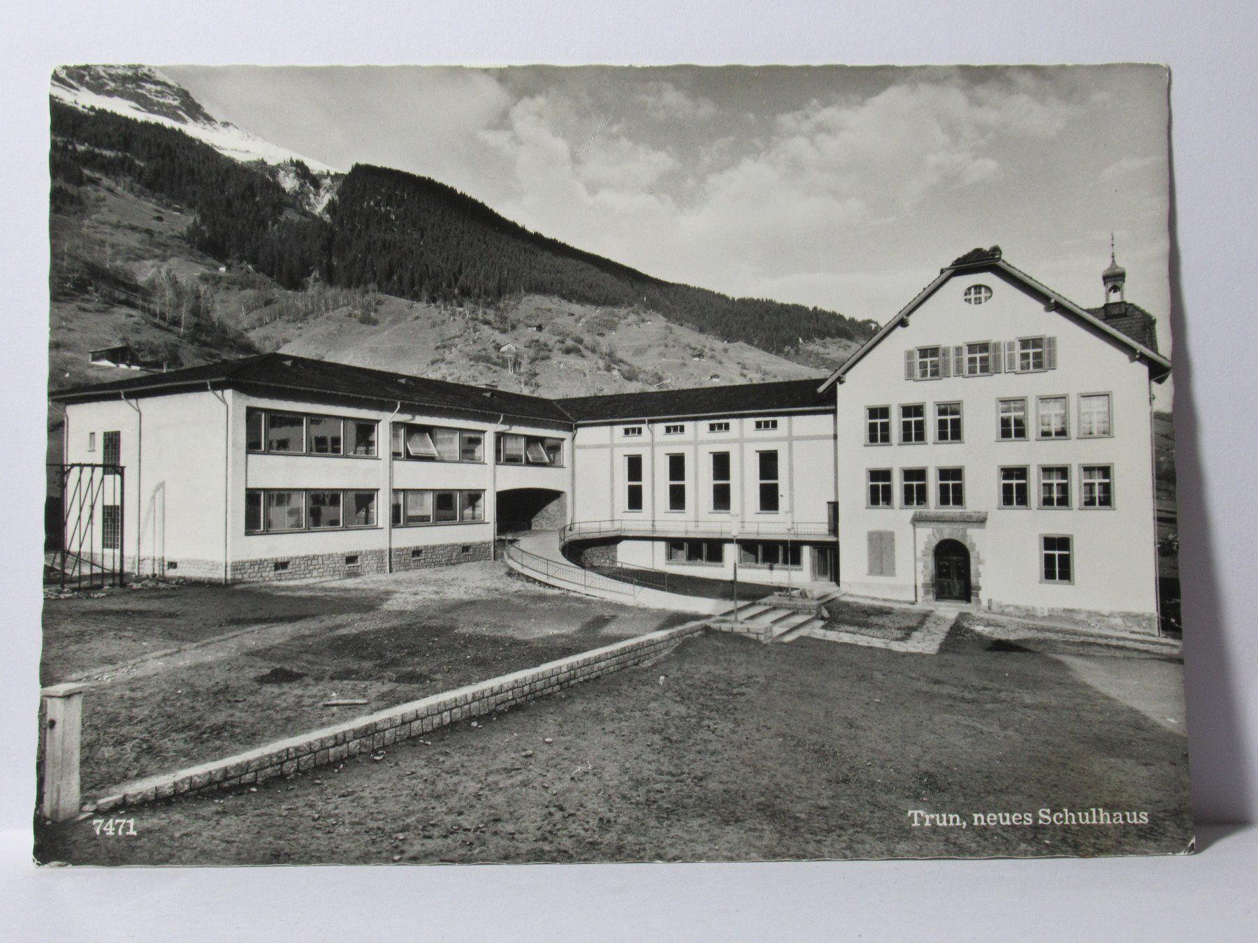Cartoline postali: Trun , neues Schulhaus 1971 – Usato da Grenchen venduto da Bluemchen1900