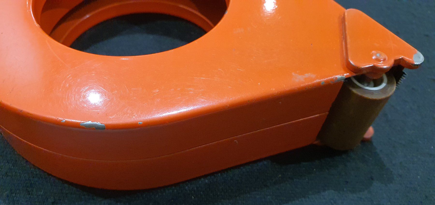 Tutti gli attrezzi: Klebebandabroller orange – Usato da Jona venduto da VivianPatrick 1