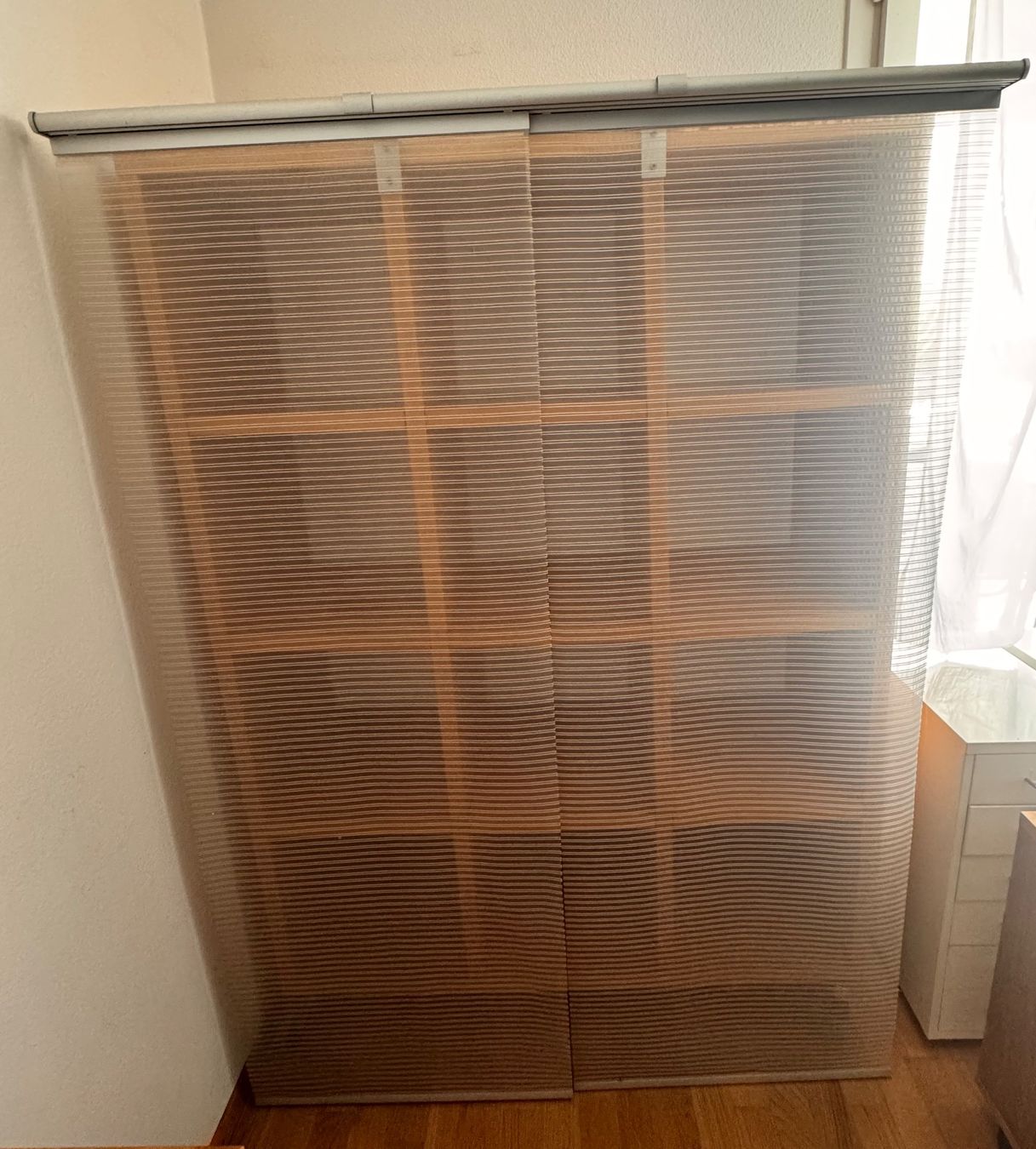 Scaffali: Stabiles Holzregal auf Rollen mit Schiebevorhang – Usato da Baar venduto da 001loulou 1