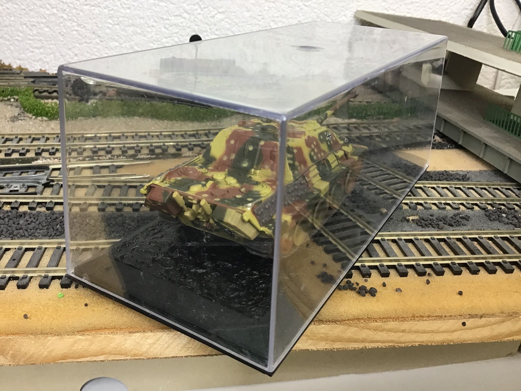 Kit di modellismo & Modellini statici: 1:72 Jagdpanther Modellpanzer mit Vitrine – Nuovo e nell'imballaggio originale da Männedorf venduto da Modell-Spezialisten 2