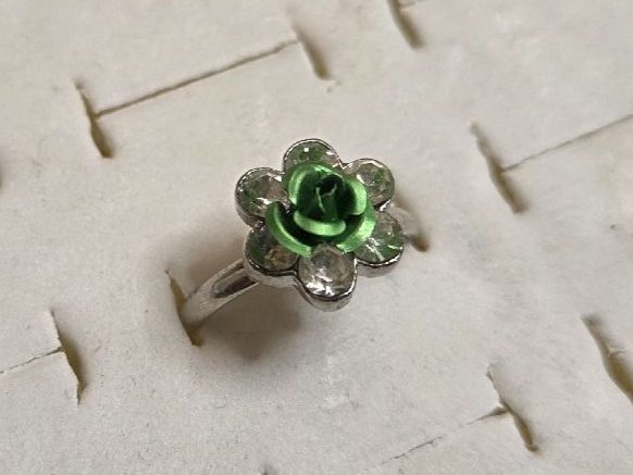 Anelli: Bague ajustable, rose verte, strass, argenté – Nuovo (secondo la descrizione) da Territet venduto da Cenh