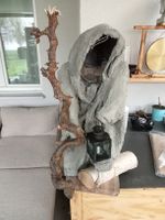Wächter aus Beton und Holzstamm