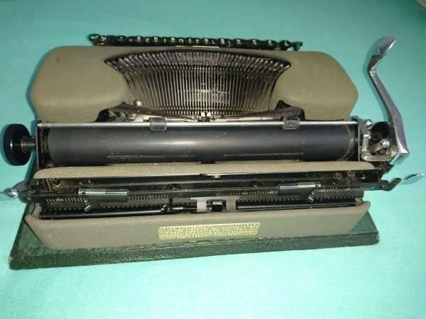 Macchine da scrivere: Machine à écrire / Vintage – Usato da Cortaillod venduto da signep 4
