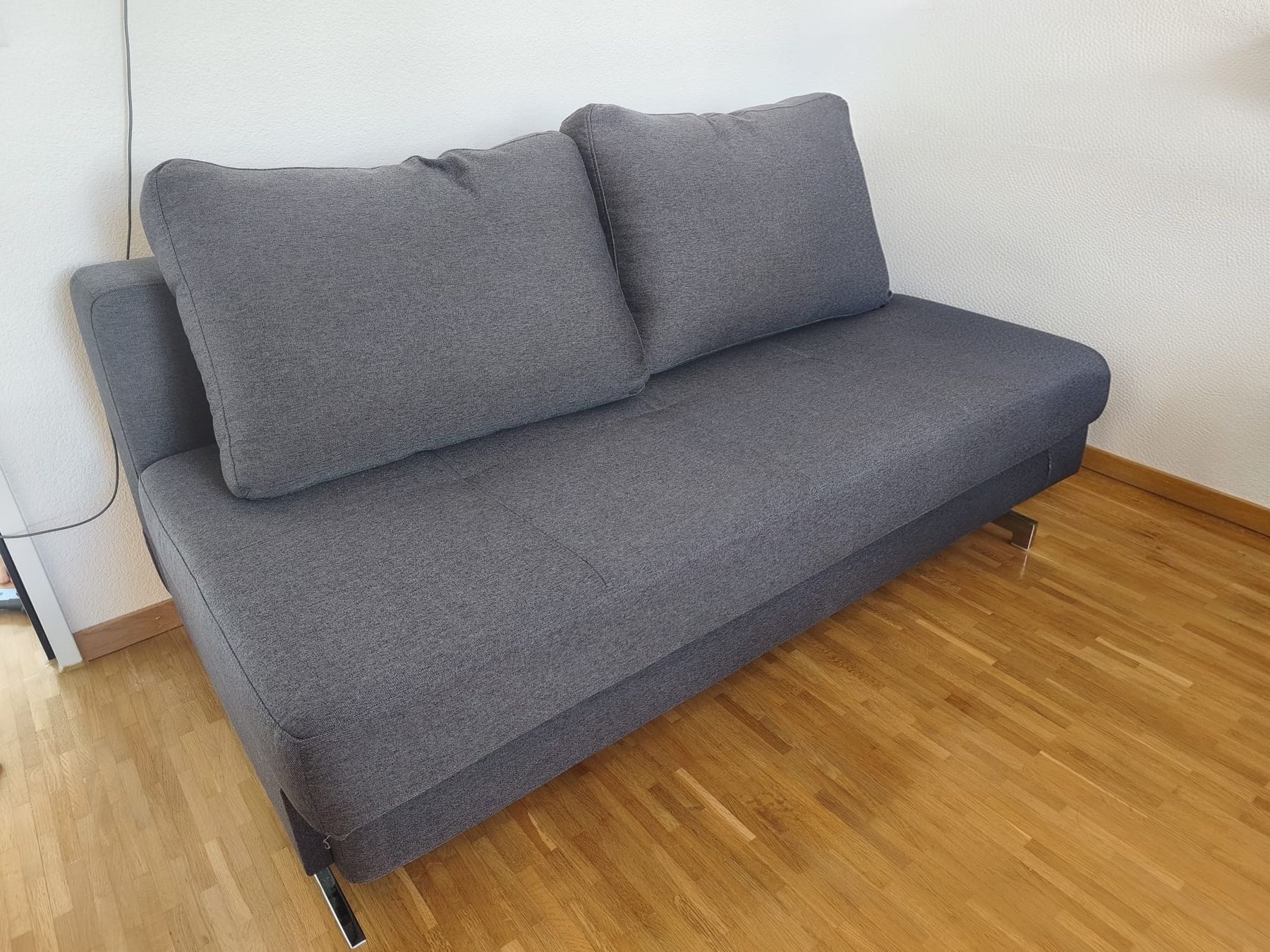 Sofas: Schlafsofa grau mit 2 Kissen – D'occasion à Stäfa par bluumartini