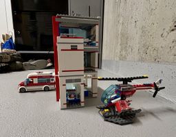 LEGO City Spital 60204 mit Krankenwagen und Hubschrauber