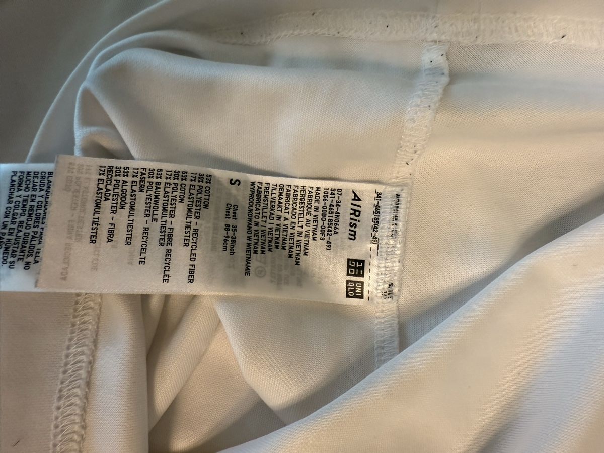Uniqlo T-shirt: Uniqlo Airism Tshirt – Usato da Näfels venduto da sellmemoric 2