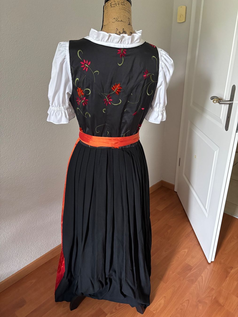 Vestiti: Dirndl Berwin & Wolff 40 Mit Schürze aus Seide und Bluse – Usato da Balsthal venduto da Uroby 3