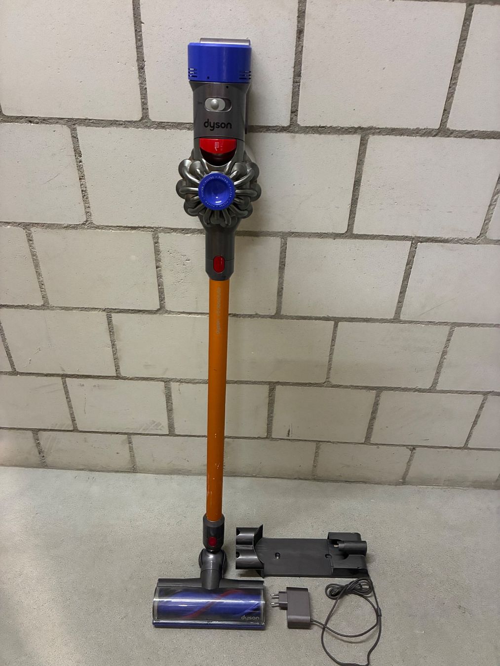 Dyson Staubsauger & Zubehör: Dyson V 8 – Gebraucht aus Hendschiken von zkos 2