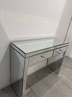 Eleganter Spiegeltisch mit Glas