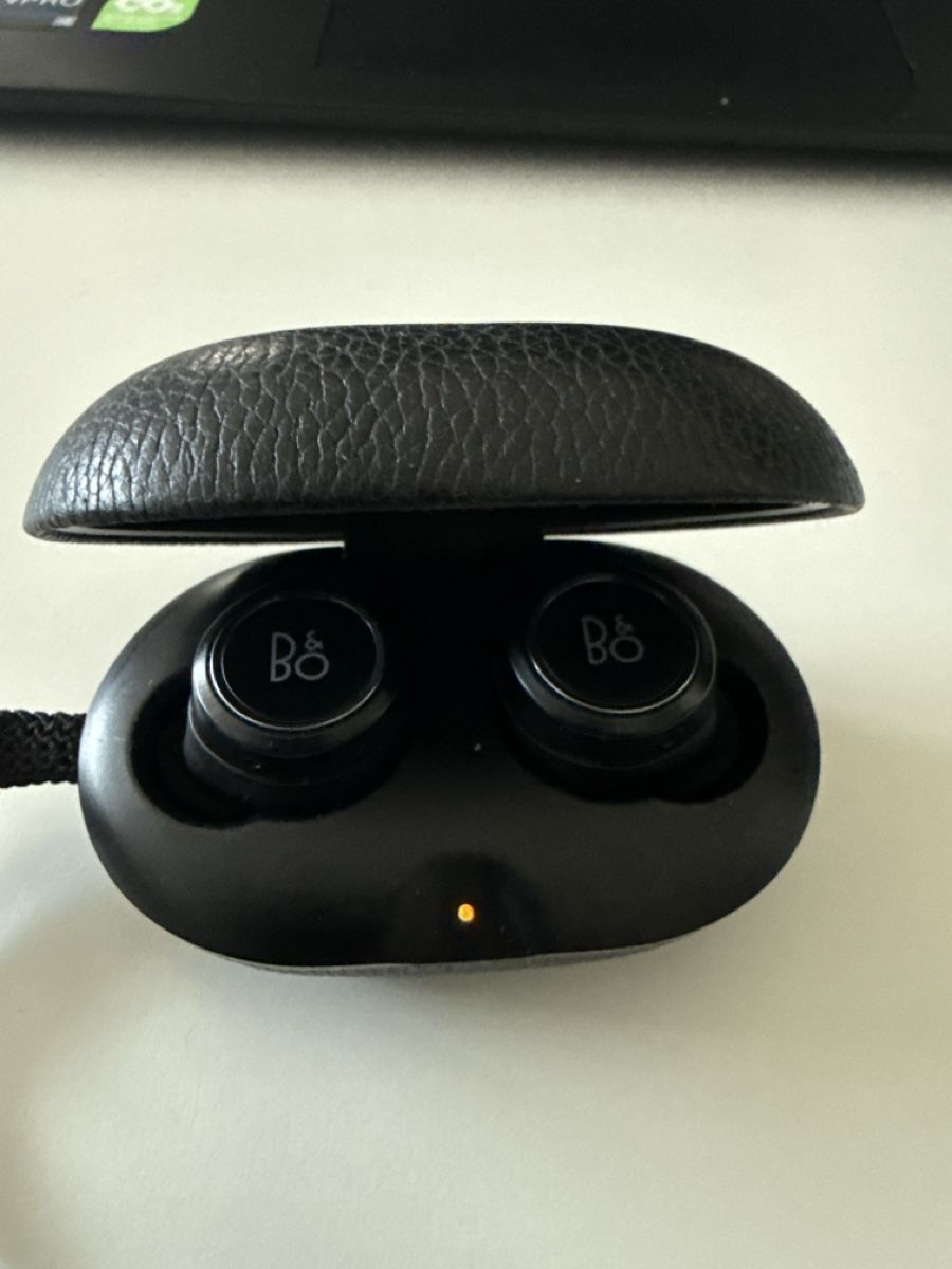 Bang & Olufsen Kopfhörer: B&O Beoplay E8 Earbuds with Charging Case Black Used – Gebraucht aus Euthal von patrikmikolaj 1