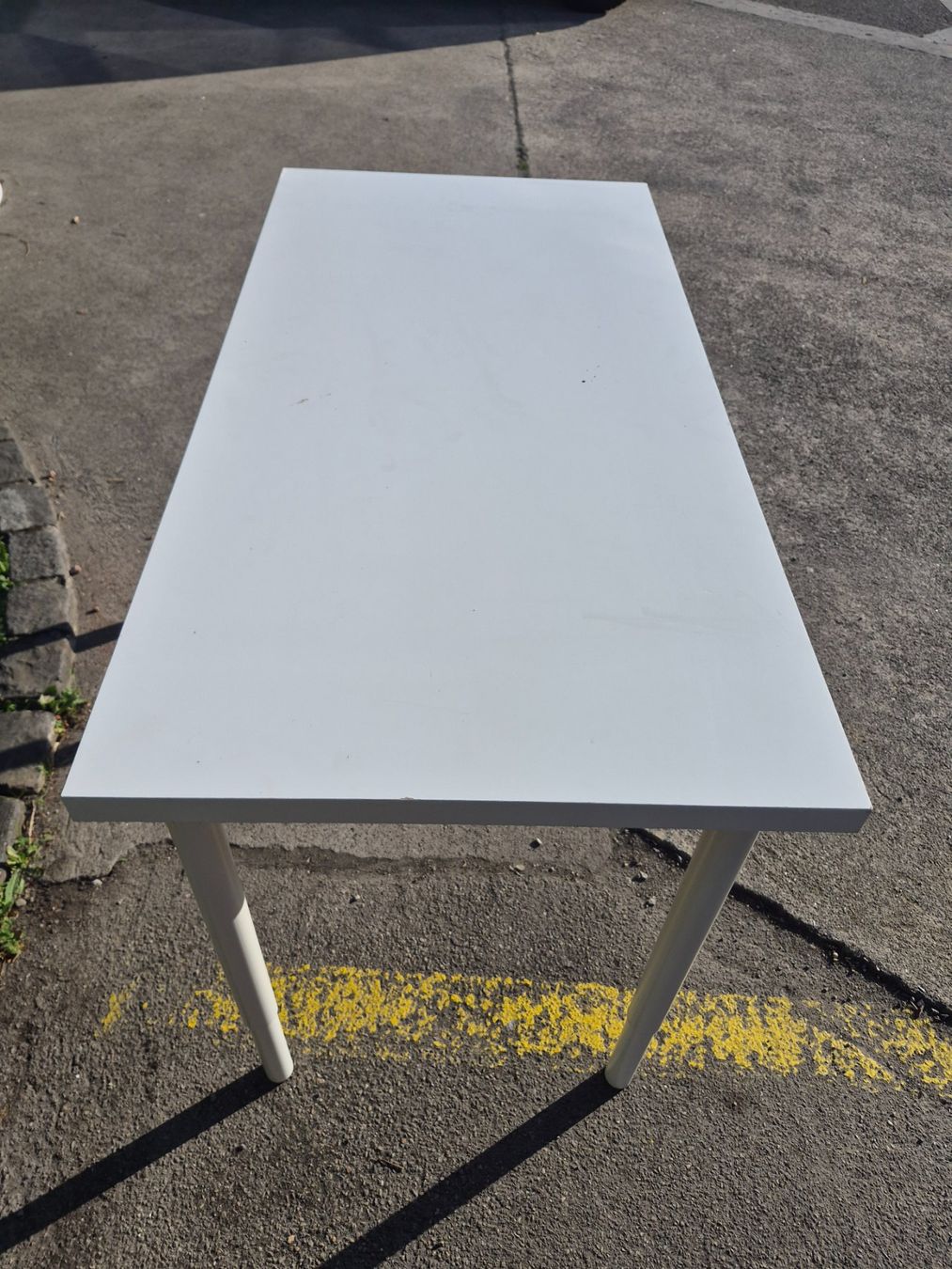 Ikea Tables: Tisch weiss mit Gebrauchsspuren – D'occasion à Münchenstein par tsp01 1