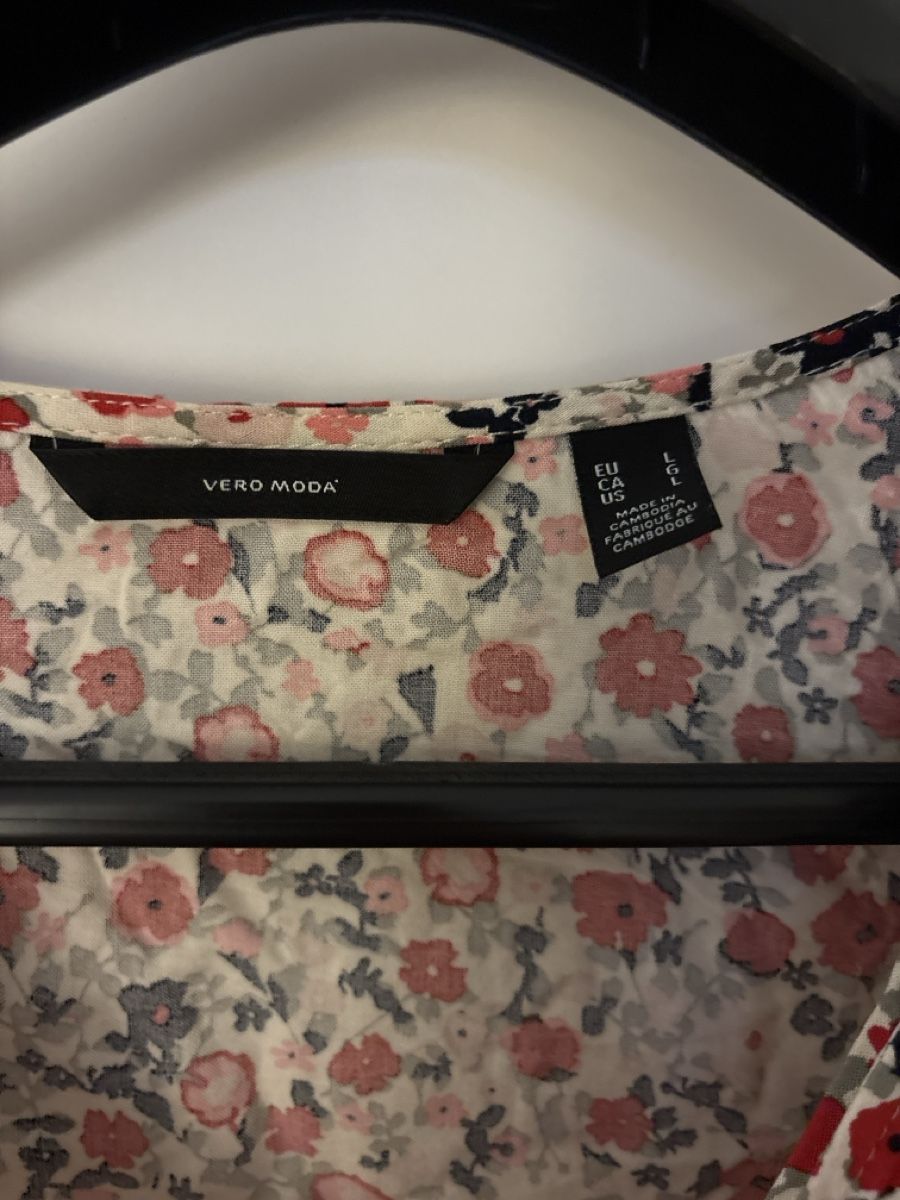 Vero Moda Chemisiers: Damen Bluse Vero Moda mit Blumenmuster Grösse L – D'occasion à Bern par chr_d5tz 1