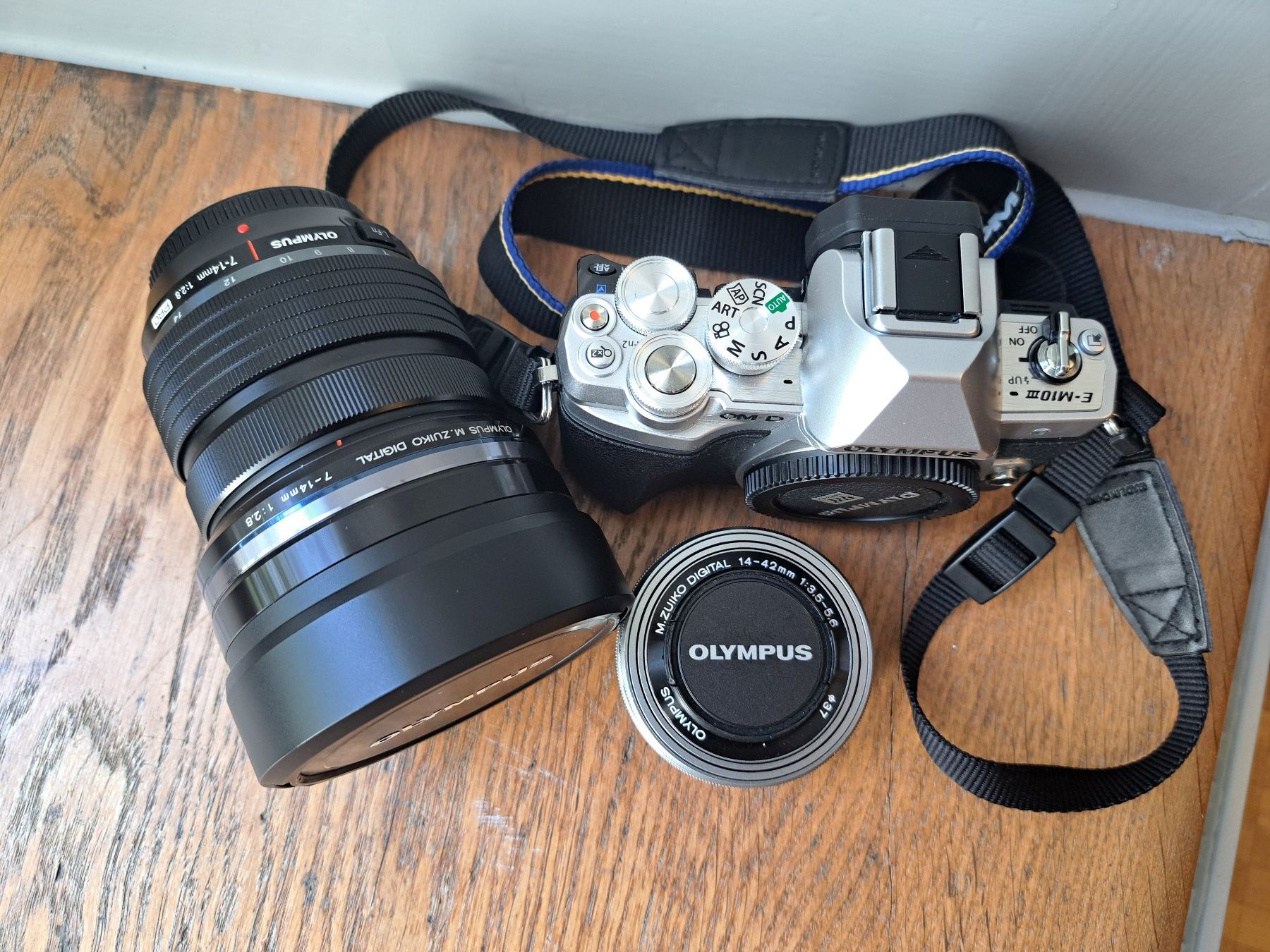 Olympus Fotocamera: Olympus OM-D-EM10 mit zwei Objektiven – Usato da Thalwil venduto da sib_x2f9 1
