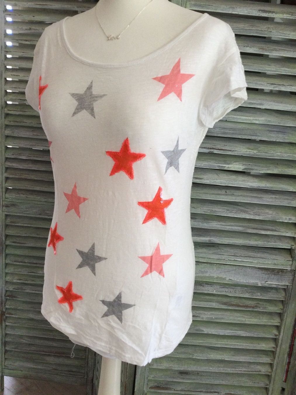 T-shirt: T-shirt blanc motifs ETOILES – Usato da Agiez venduto da chouchanelle 2