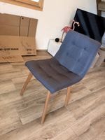 Stuhl grau Stoff mit Holzbeine