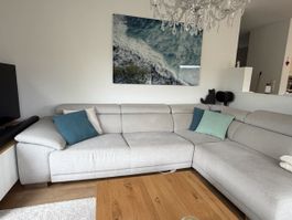Ecksofa hellgrau mit verstellbaren Kopfstützen gepflegt