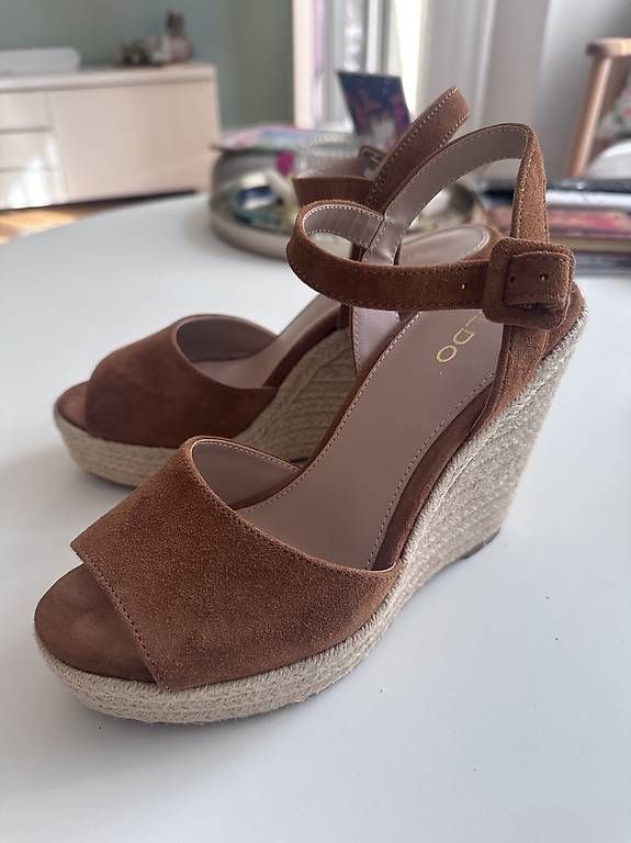 Scarpe da donna: Wunderschöne Wildleder-Sandalen mit Keilabsatz – Usato da Bern venduto da Khany81