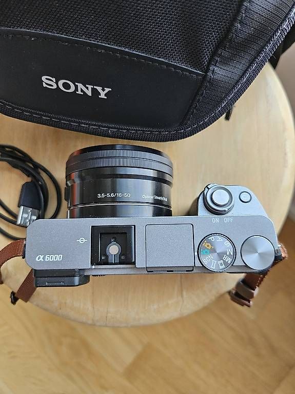 Sony Fotocamera: Sony Alpha 6000 Kit (16-50mm) Graphitgrau – Usato da Kriens venduto da kat_wrn8 2