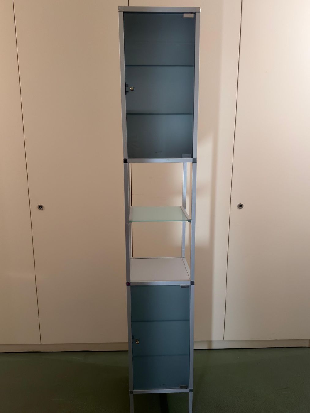 Armadi: Schmaler Vitrinenschrank mit Milchglas – Usato da Au ZH venduto da bpu_sp7d