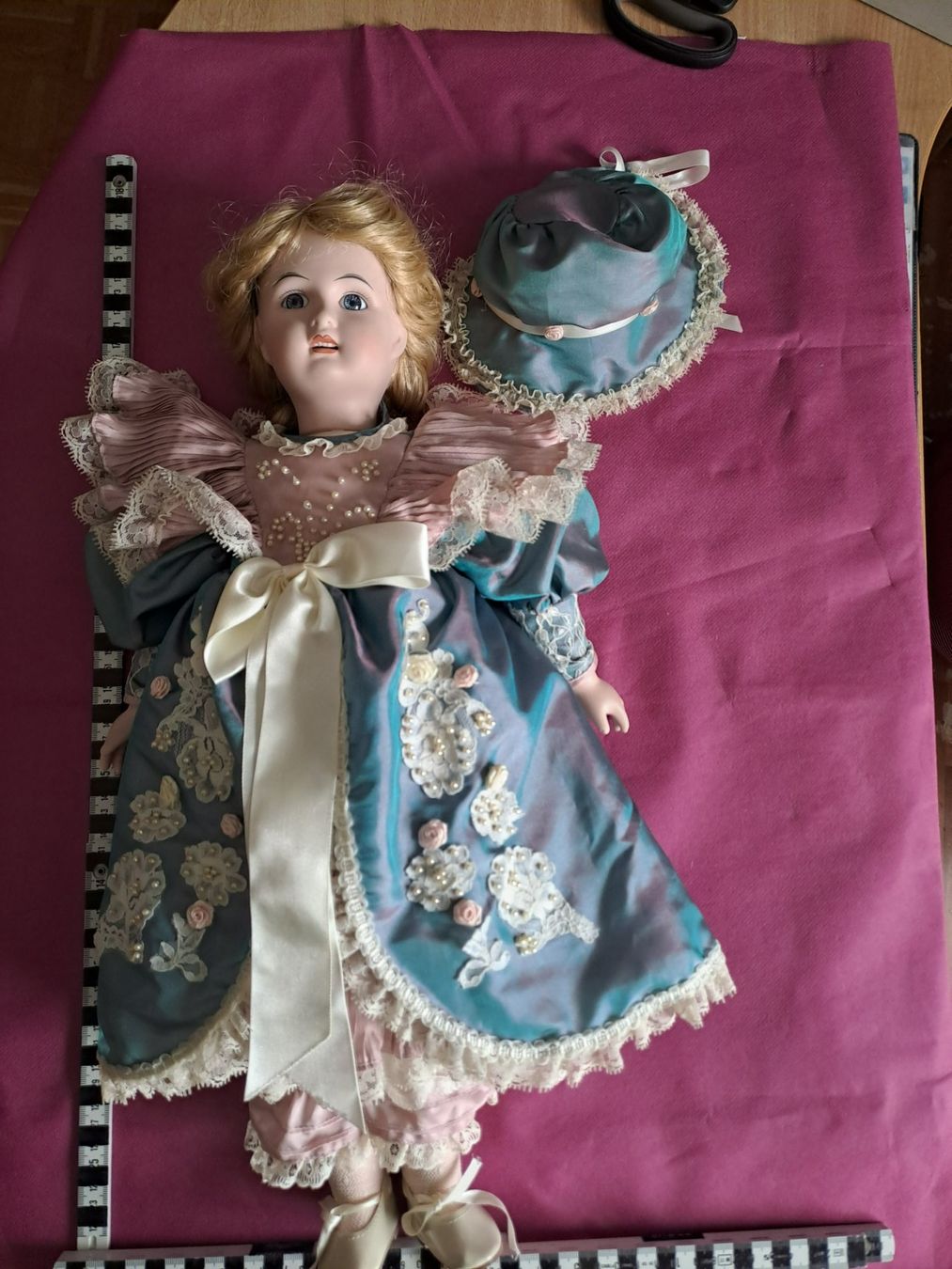 Puppen: Puppe mit grossem Hut – Gebraucht aus Aadorf von Stampeders