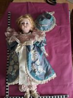 Puppe mit grossem Hut