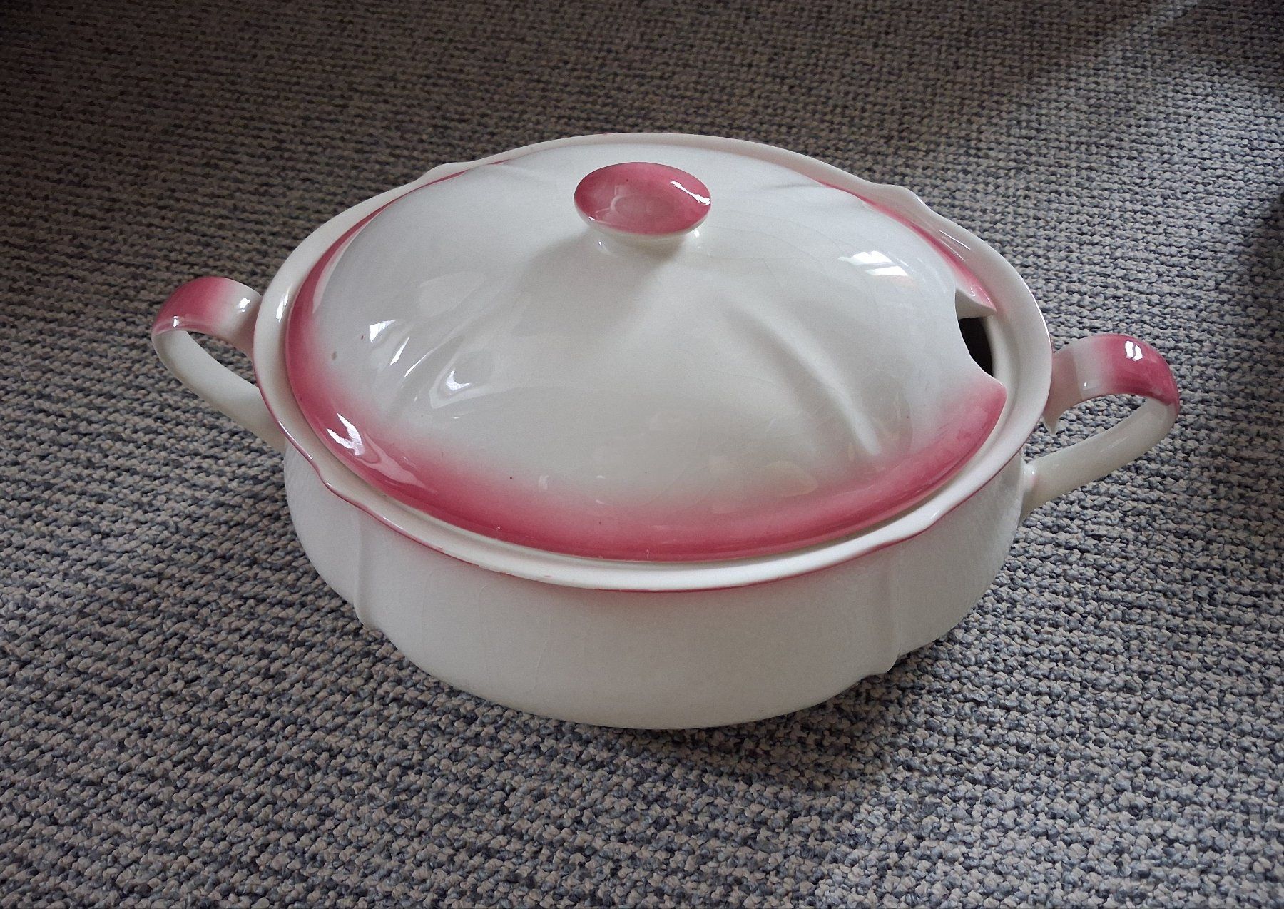 Ciotole: Suppenterrine mit Deckel, weiss-pink, Serviergeschirr – Usato da Wald ZH venduto da e8e