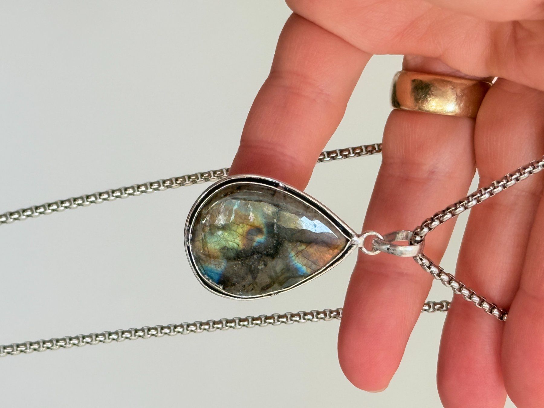 Catenine: Collier pendentif labradorite pierre forme goutte – Nuovo e nell'imballaggio originale da Genève venduto da AGBERG 2